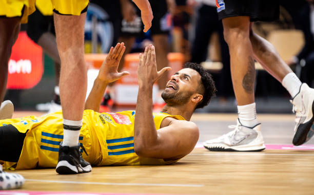 现出超乎年 现出超乎年