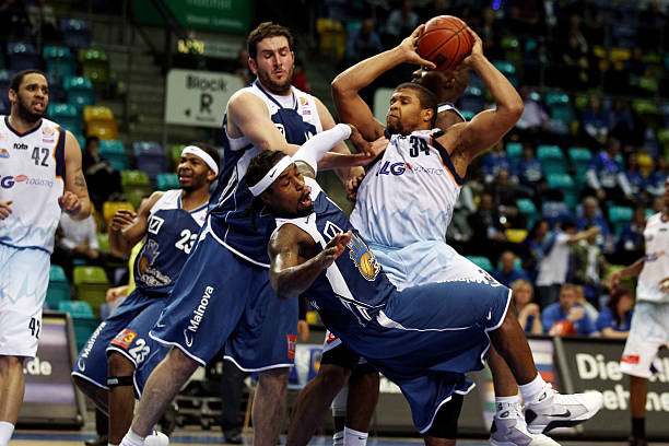 在周琦伤退 在周琦伤退